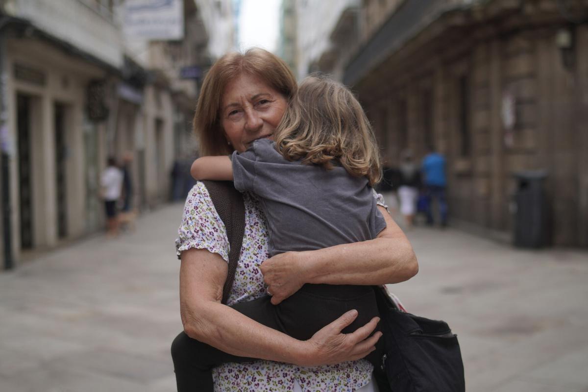 Maribel Valiño con su nieta Carlota paseando por la calle Real.