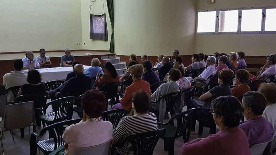 Imagen de la charla sobre la situación de la sanidad infantil en Fuentes de Ropel.