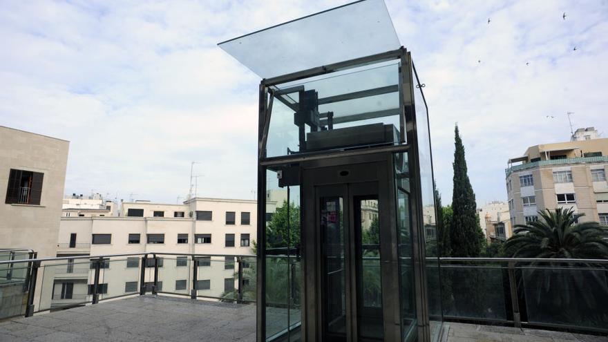 Un mes atrapada en casa por la avería del ascensor municipal de la plaza Major