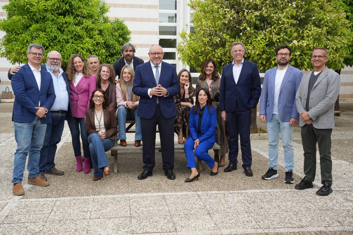 El candidato a rector de la Universidad de Córdoba, Manuel Torralbo, con su equipo.