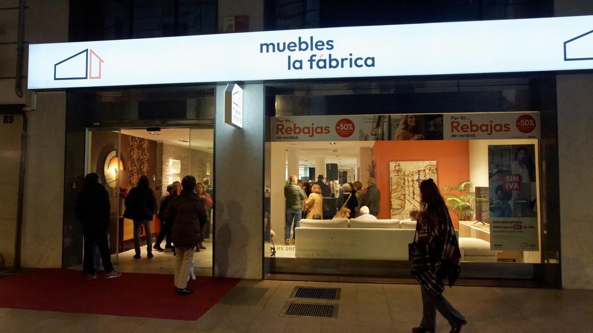 La renovada tienda de Muebles la Fábrica, abierta, con profundidad, moderna y muy luminosa, se encuentra en la calle Enmedio 91, de la capital de la Plana.