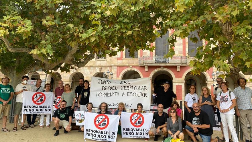 Protesta al Parlament contra l’actual model de transició energètica