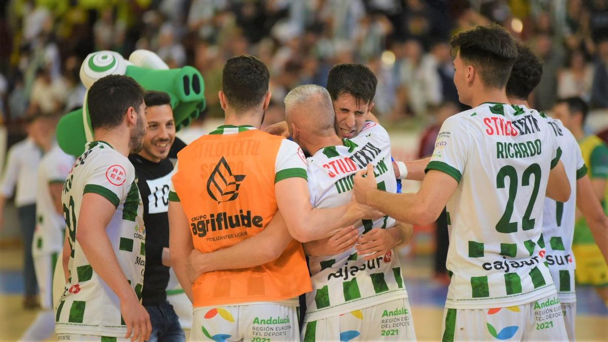 Jugadores del Córdoba Futsal celebran un gol en Vista Alegre durante la pasada temporada.