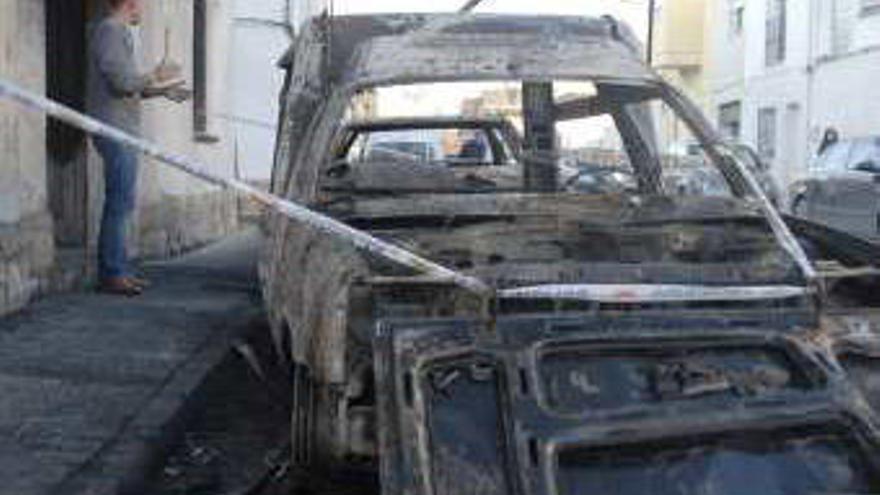 Un incendio calcina dos coches y daña dos viviendas colindantes en Catral