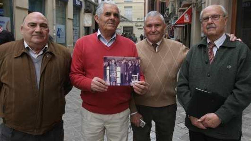 José Antonio Becerra (izq.), Manuel Rodríguez Llanera, Eduardo Tornés y Manuel Crespo, con una foto de la visita de los Príncipes a la fábrica.