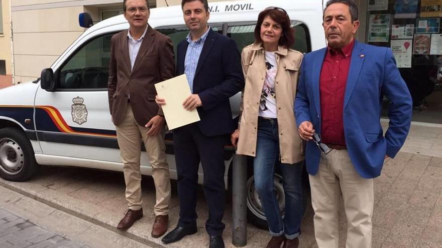 Los representantes de Ciudadanos tras el encuentro de ayer.