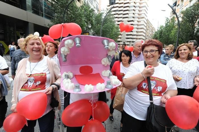 Manifestación de afectados por el cierre de iDenta