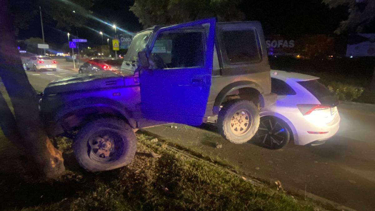 El vehículo tras colisonar contra un árbol de la mediana de la avenida de Elvas.