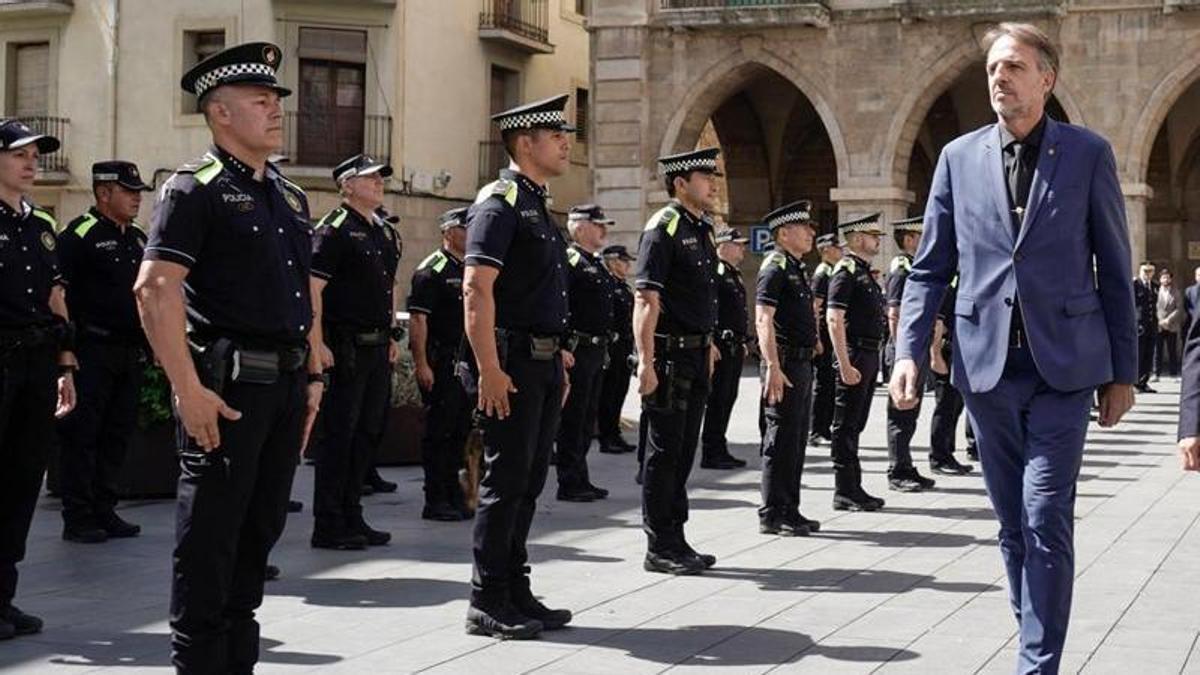 Anjo Valentí passant revista als agents de la Guàrdia Urbana de Manresa
