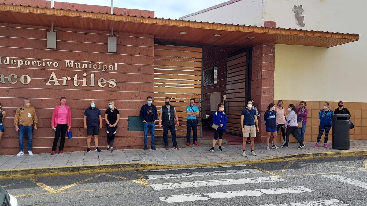 Trabajadores frente a la fachada del polideportivo Paco Artiles, en el barrio de San Juan (Telde)