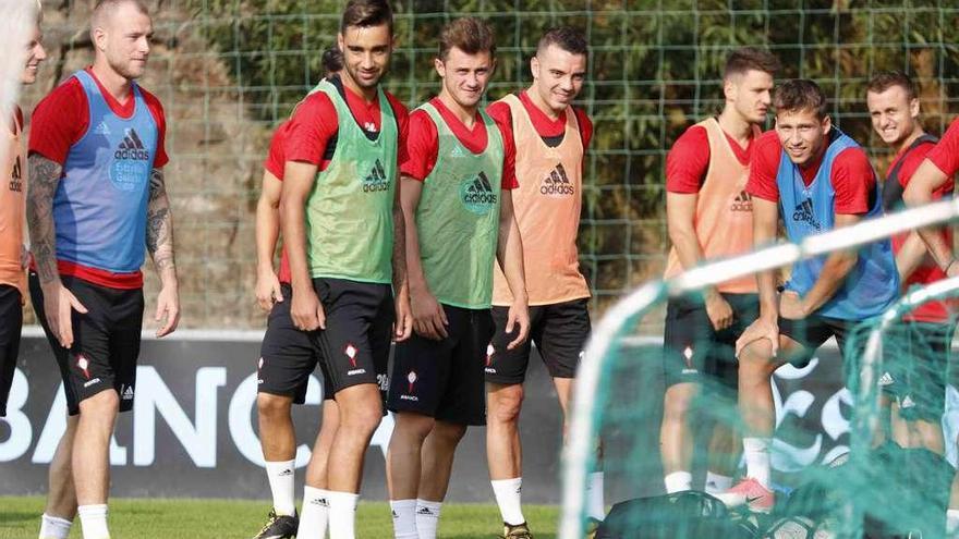 John Guidetti, a la izquierda, durante el entrenamiento celebrado ayer por el Celta en A Madroa. // C. Graña