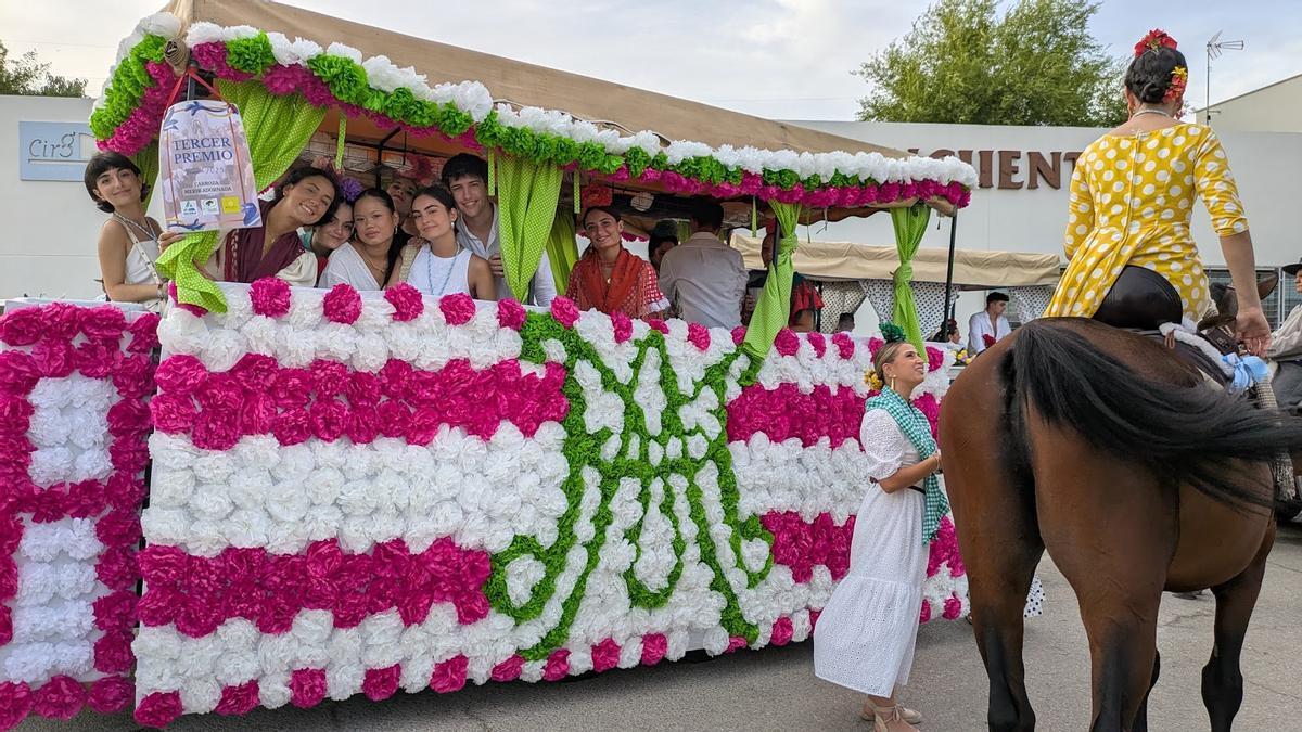 Una de las carrozas que participaron en 2025 en la romería de Palma del Río.
