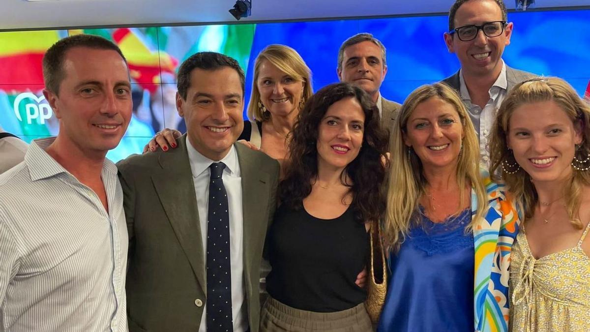 Varios miembros del PP de Balears, ayer, en la celebración del triunfo de Moreno Bonilla.