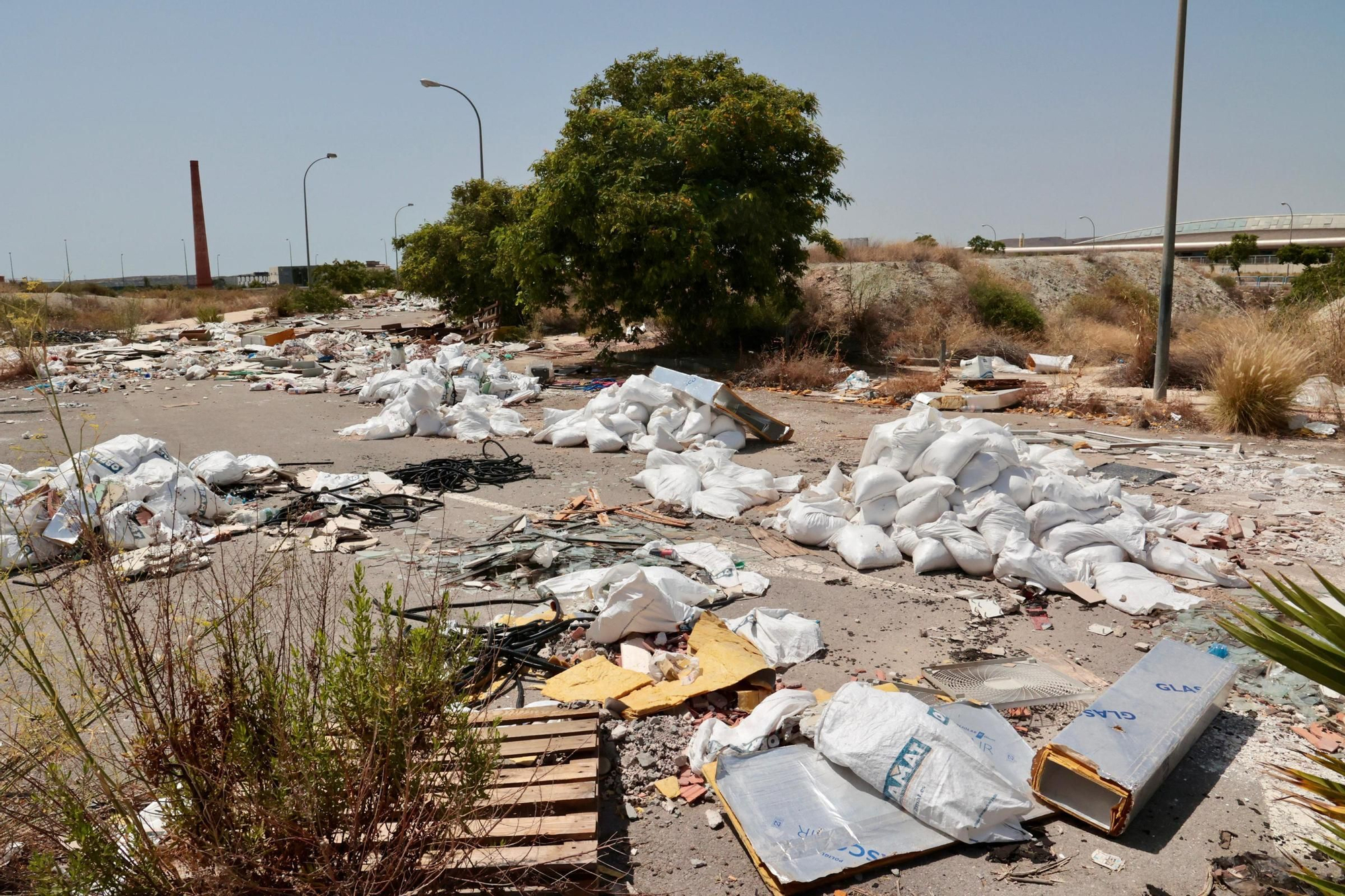 Escombros polígono junto carretera Ocaña y sin escombros Santa Faz