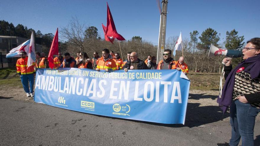 Concentración de trabajadores de ambulancias en Galicia, a las puertas de la Agasp, reclamando un &quot;convenio digno&quot;. // Bernabé / Cris M.V.