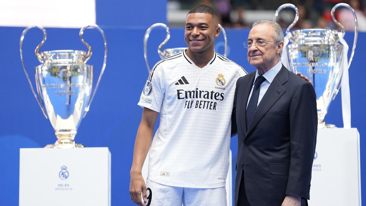 Kylian Mbappé junto a Florentino Pérez tras su presentación como nuevo jugador del Real Madrid