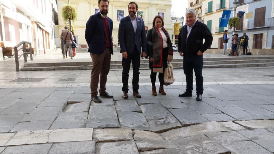 Los concejales socialistas en la calle Madre de Dios.