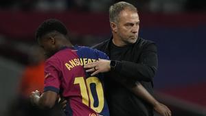 Flick saluda a Ansu Fati tras sustituirlo en un partido del Barça en Montjuïc.