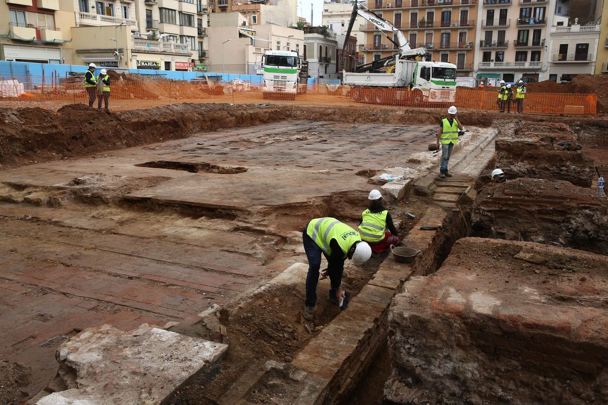 La excavación en el Mercat de lAbaceria deja al descubierto los primeros restos de la fábrica Puigmartí. Está previsto que la excavación arqueológica finalice a principios de abril