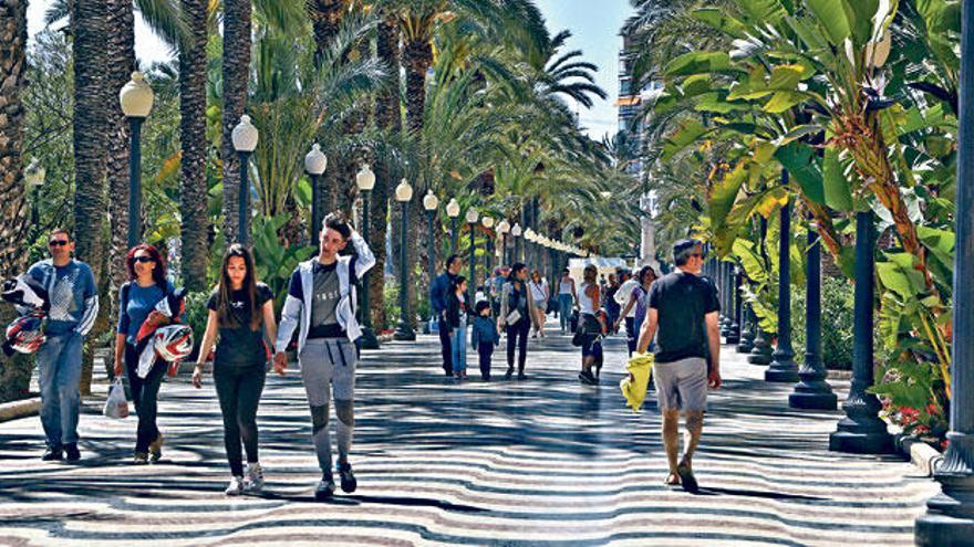 Ciudadanos paseando por la Explanada.