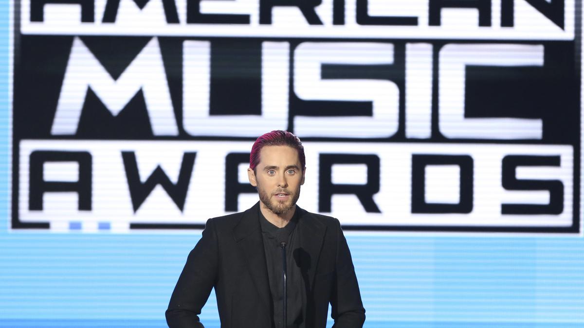 Jared Leto hace un homenaje con un discurso a las víctimas de los atentados de París en los American Music Awards