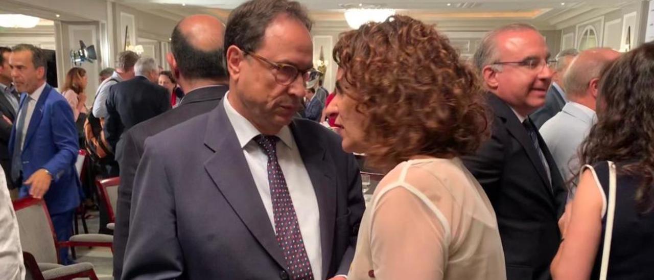 El conseller Vicent Soler conversa con la ministra María Jesús Montero, en foto reciente.