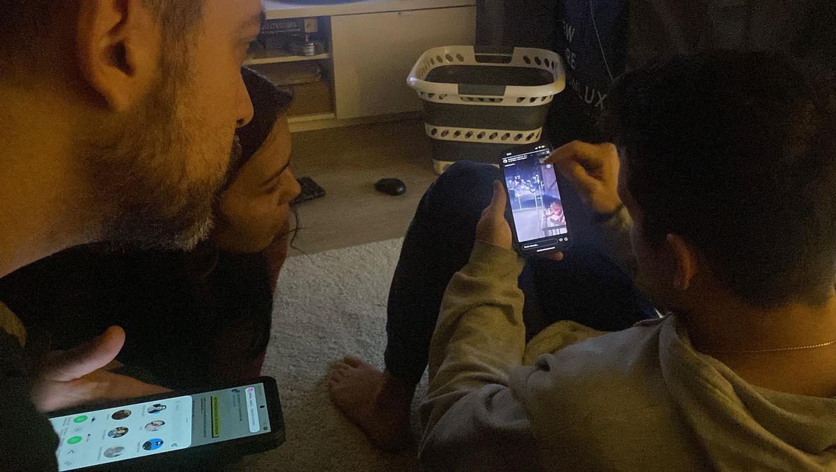 Roger Izarra Mora, venezolando afincado en Madrid consulta junto a sus familiares qué está pasando en Venezuela.