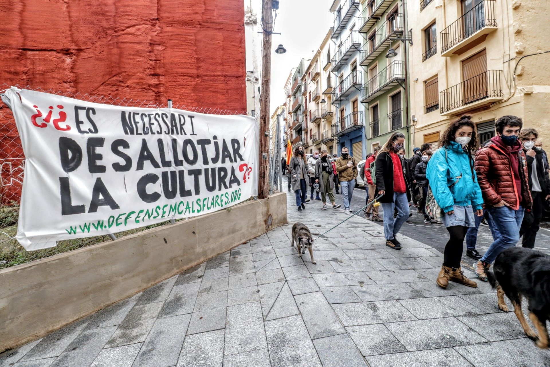 Varios centenares de personas se manifiestan por el centro social Cals Flares de Alcoy