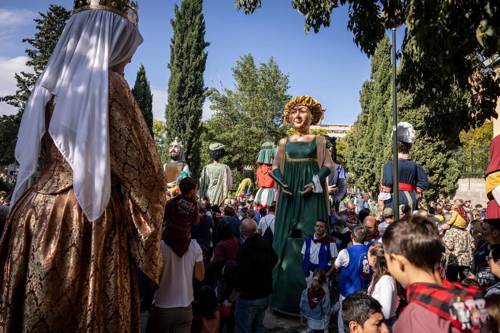 En imágenes | Los Gigantes y cabezudos invaden el barrio de La Jota