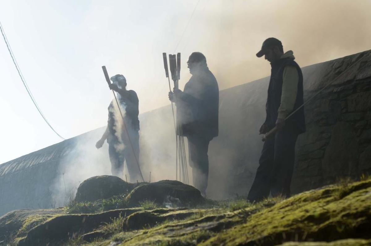 Los valgueses recorren la aldea con las ofrendas de la Candelaria y San Blas. Los valgueses recorren la aldea con las ofrendas de la Candelaria y San Blas.
