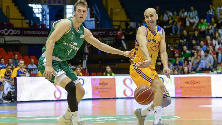 Nicola Radicevic defiende a Albert Oliver en el encuentro Real Betis-Herbalife Gran Canaria de la pasada campaña.