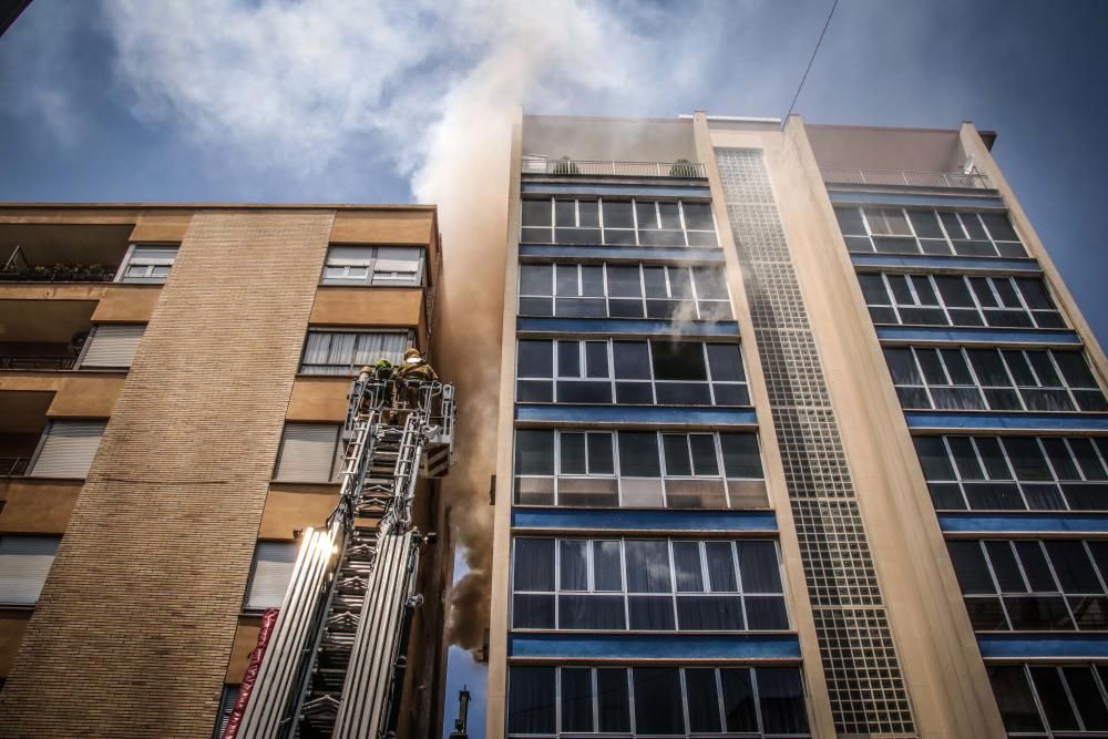 Un incendio arrasa una vivienda en Alcoy