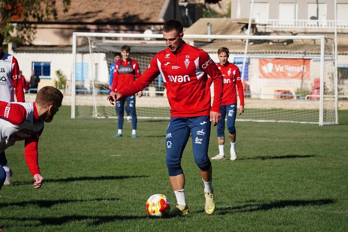 David Flakus, del Real Murcia, durante un entrenamiento con el conjunto grana este curso.