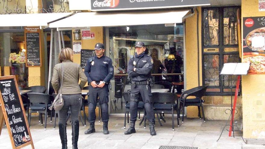 Policías nacionales, en uno de los restaurantes inspeccionados.