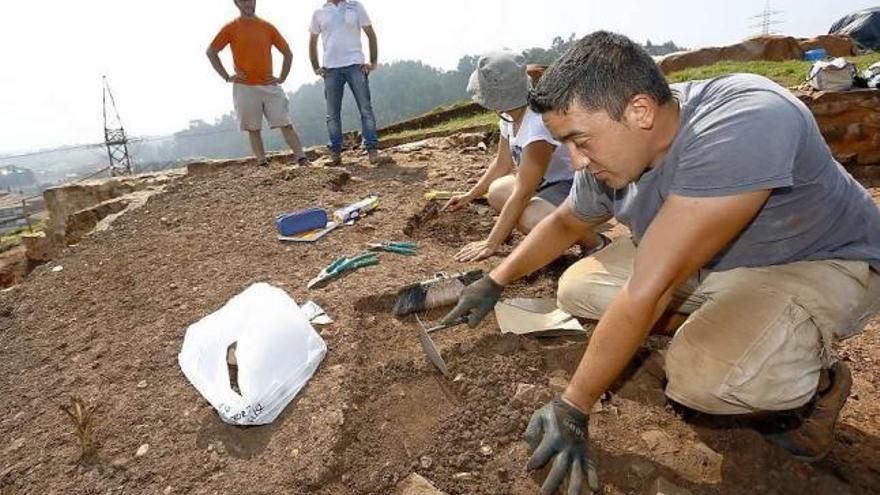 De pie, por la izquierda, Iván Muñiz y Alejandro García, con miembros del equipo de arqueólogos.