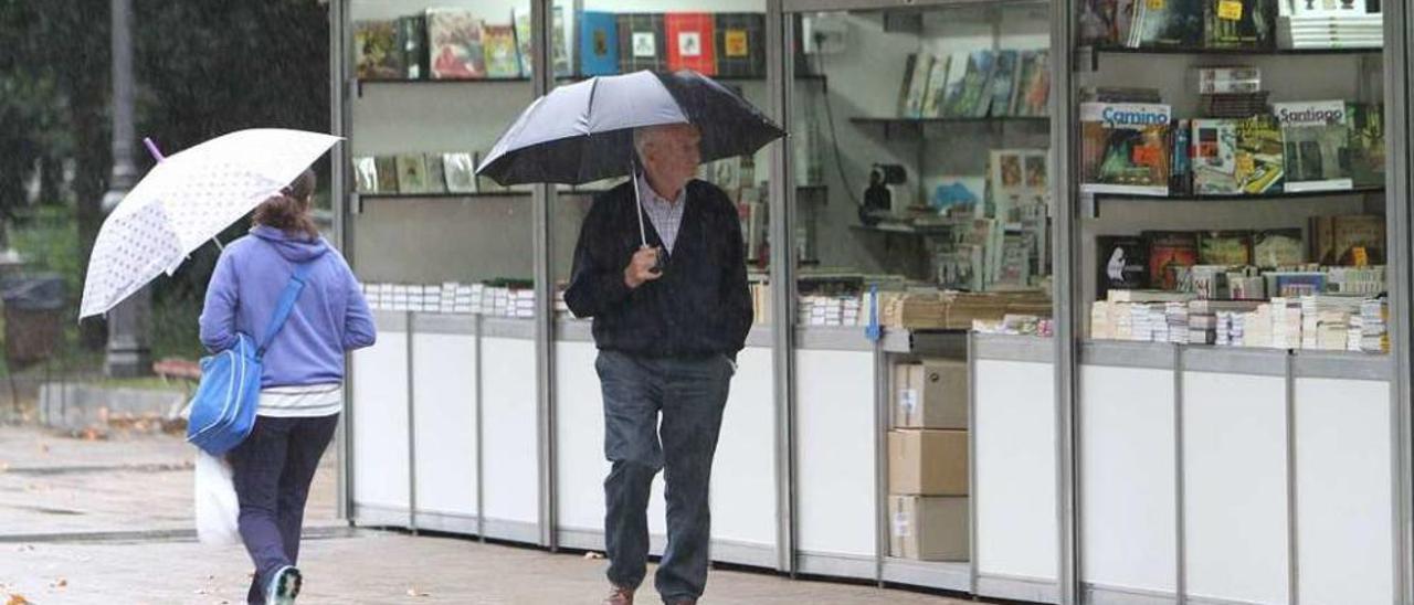 Feria del Libro Antiguo y de Ocasión, ayer, en la Alameda. // Iñaki Osorio