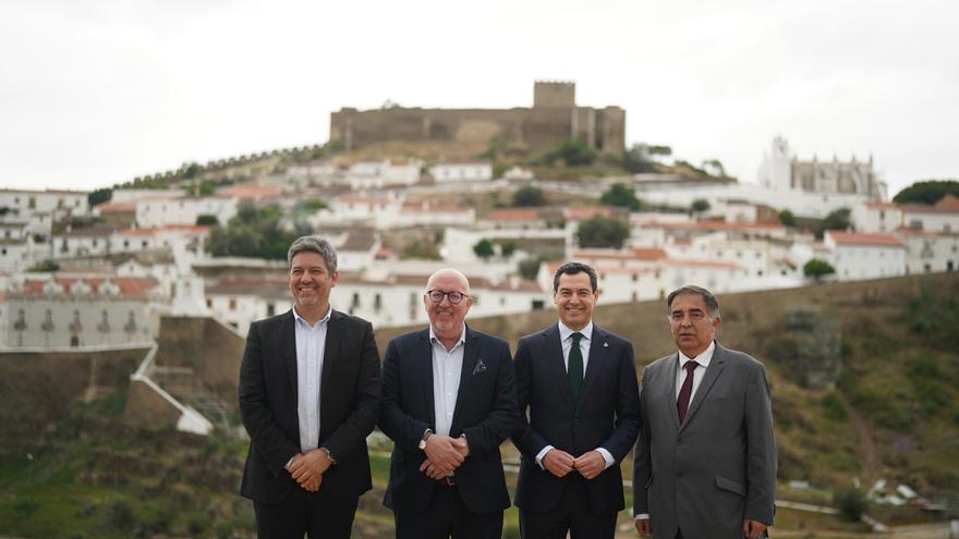 El alcalde de Mértola, Mário Tomé; el presidente de la Comisión de Coordinación y Desarrollo Regional (CCDR) del Alentejo, António Ceia da Silva; el presidente de la Junta de Andalucía, Juanma Moreno, y el presidente de la CCDR del Algarve, José Apolinário, ayer en Portugal.