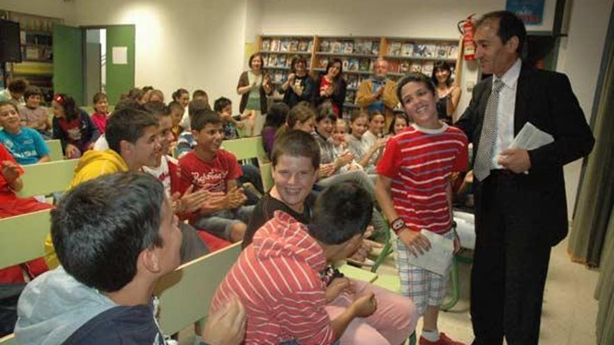 El alcalde de Porriño, Nelson Santos, saluda al niño Javier Ramírez. A la izquierda, la reproducción de la carta del pequeño.  // D.P.