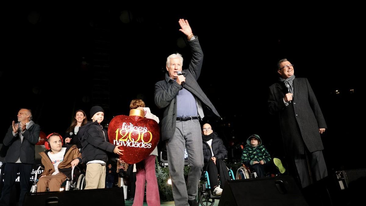 Vídeo | Richard Gere se dirige a los murcianos momentos antes del encendido del Gran Árbol de Murcia
