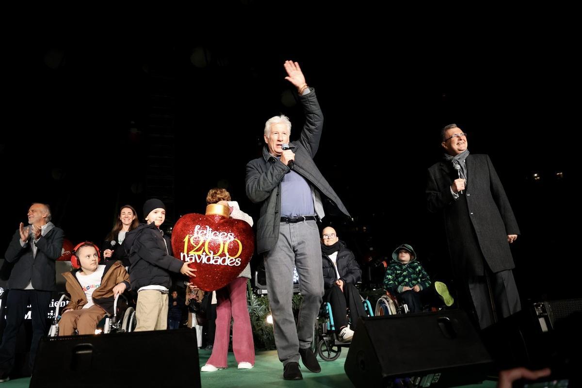 Encendido de luces del Gran Árbol de Murcia con Richard Gere y los niños de la Fundación Aladina.
