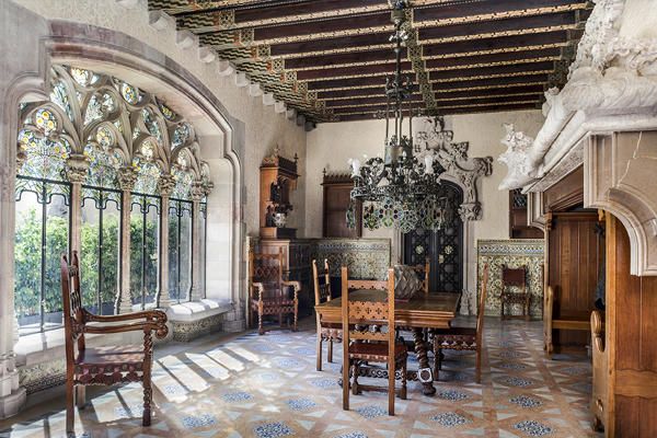 CASA MUSEU AMATLLER (Passeig de Gràcia, 41. Barcelona). Icona modernista comprada per Antoni Amatller i rehabilitada per Josep Puig i Cadafalch. La visita permet admirar com era un interior de casa d'alta societat del 1900, el mobiliari original i la colecció d'art de la família Amatller.