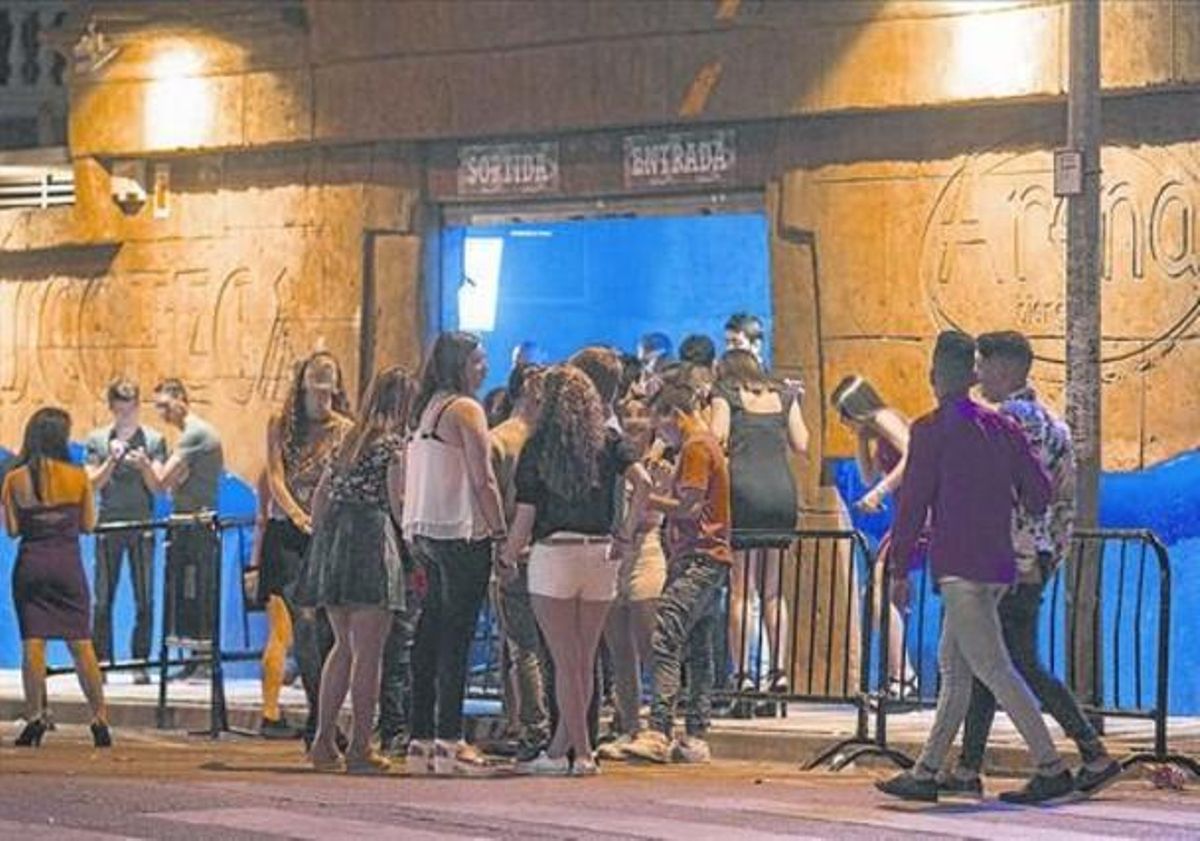Joves concentrats davant la porta d’accés a la discoteca Arena de Blanes, diumenge a la matinada. Joves concentrats davant la porta d’accés a la discoteca Arena de Blanes, diumenge a la matinada.
