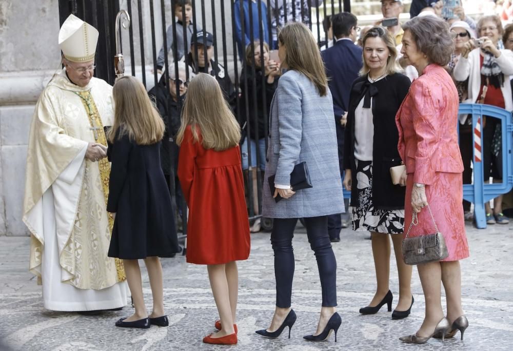 Pünktlich, aber nicht vollzählig: Letizia und Felipe, ihre Kinder Leonor und Sofía sowie Altkönig Sofía fanden sich am Sonntag (16.4.) traditionsgemäß in Palma Kathedrale ein.