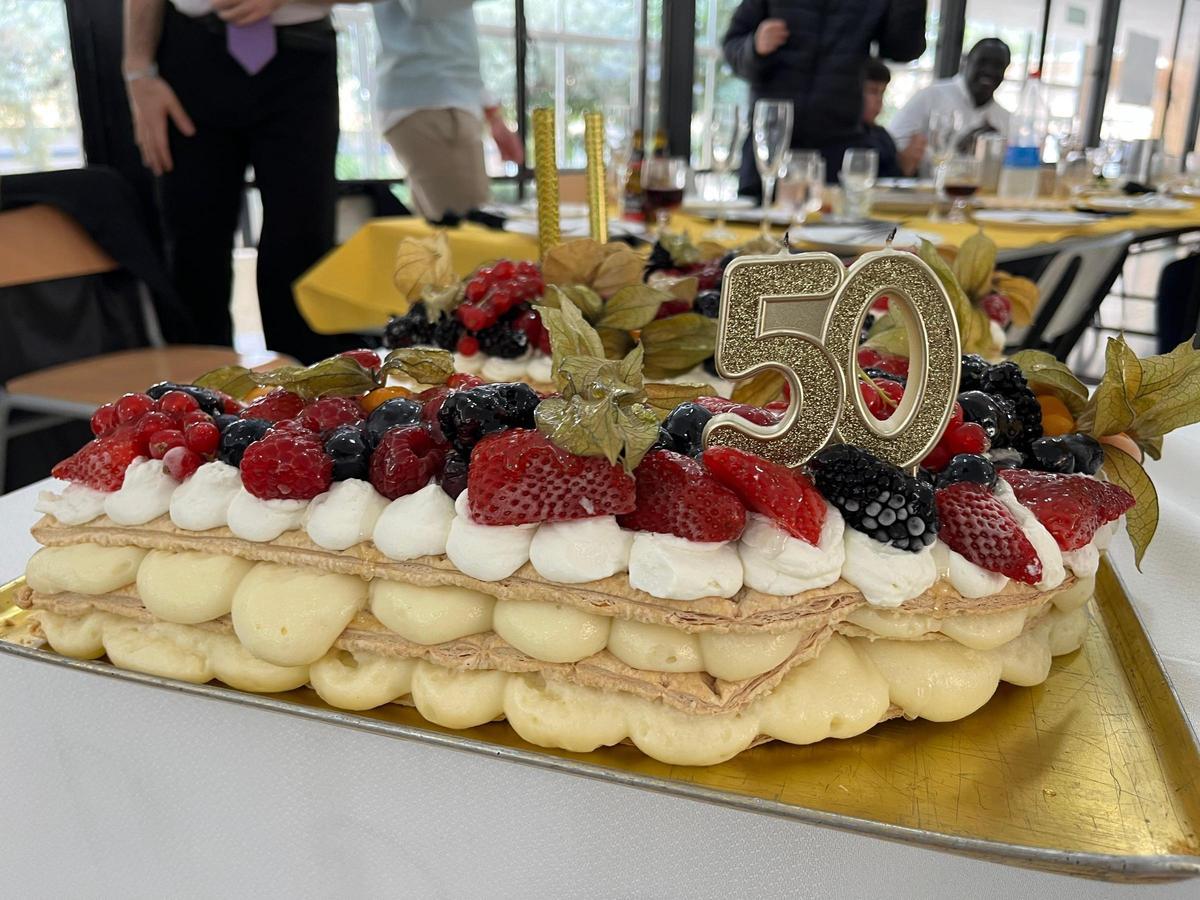 Tarta para el obispo López, este lunes.