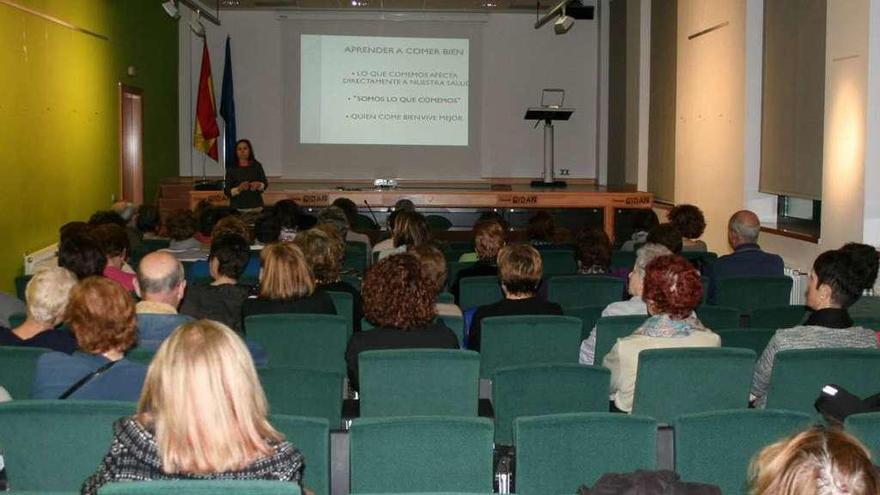 Charla en Laviana sobre las claves de una nutrición sana