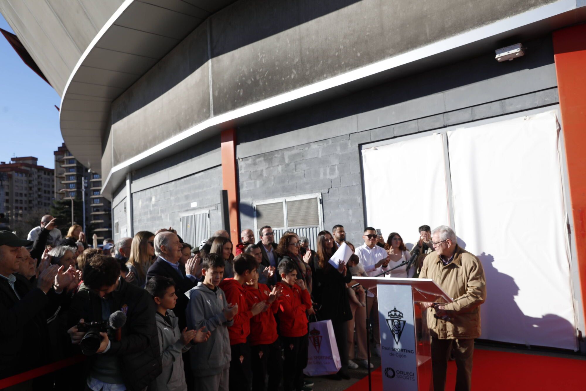 Enzo Ferrero descubre la puerta 11 de El Molinón