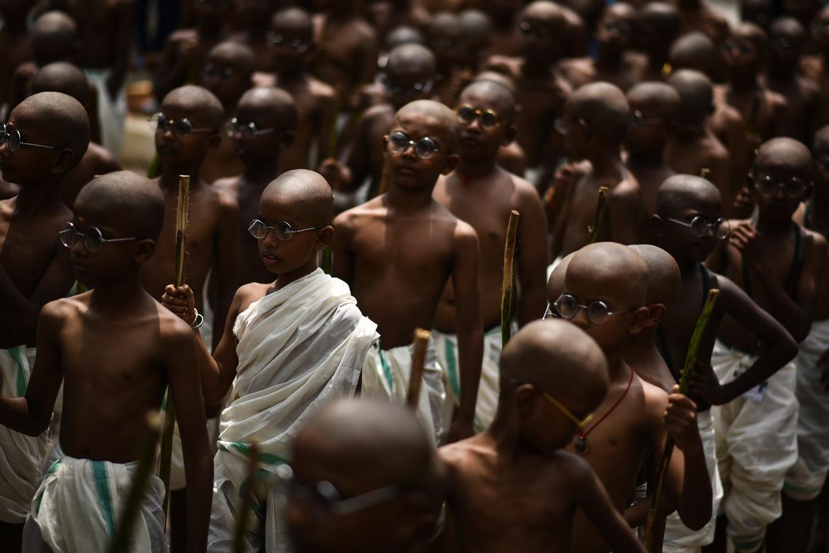 Niños se disfrazan de Mahatma Gandhi con motivo del 153 aniversario del nacimiento de Mohandas Karamchand Gandhi, considerado el Padre de la Nación en India, en el Museo Egmore, en Chennai, India