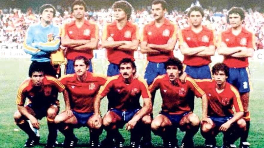 Alineaciones de la selección española en el debut del Mundial 82 y en la final de la Eurocopa 84. Tan sólo repetían Arkonada y Camacho.