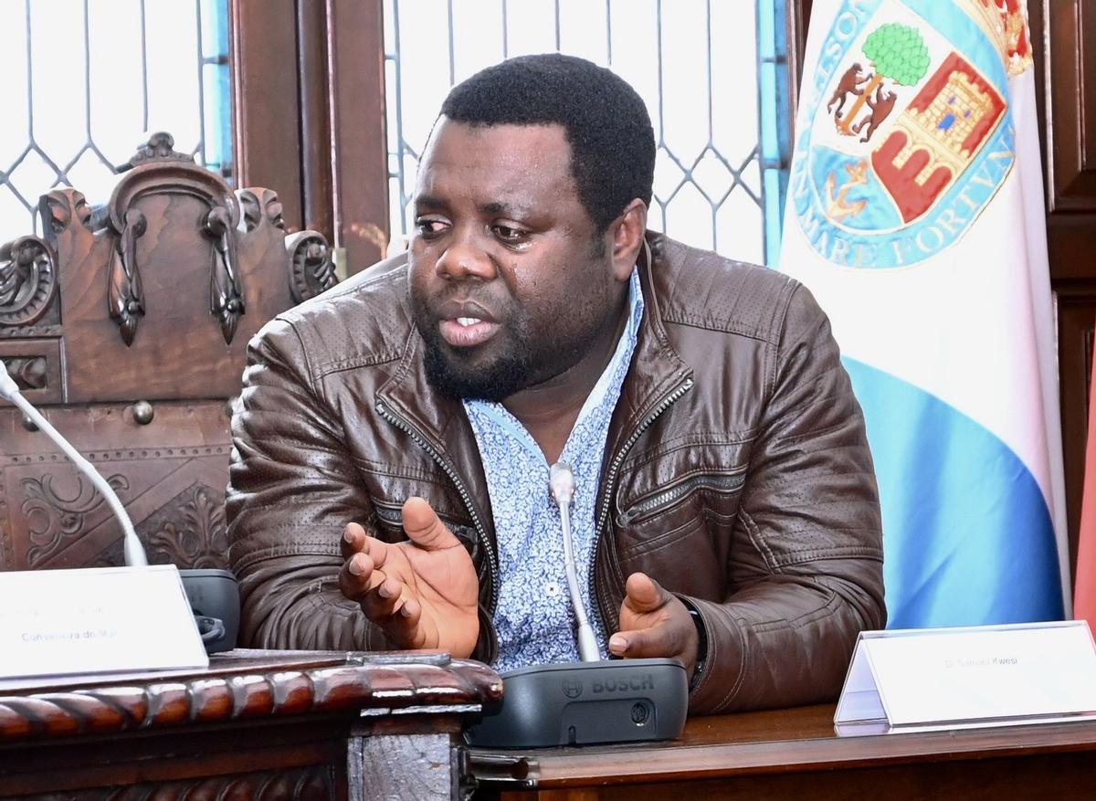 Samuel Kwesi en el homenaje del Concello de Marín a los marineros del barco «Playa de Menduíña Dos»