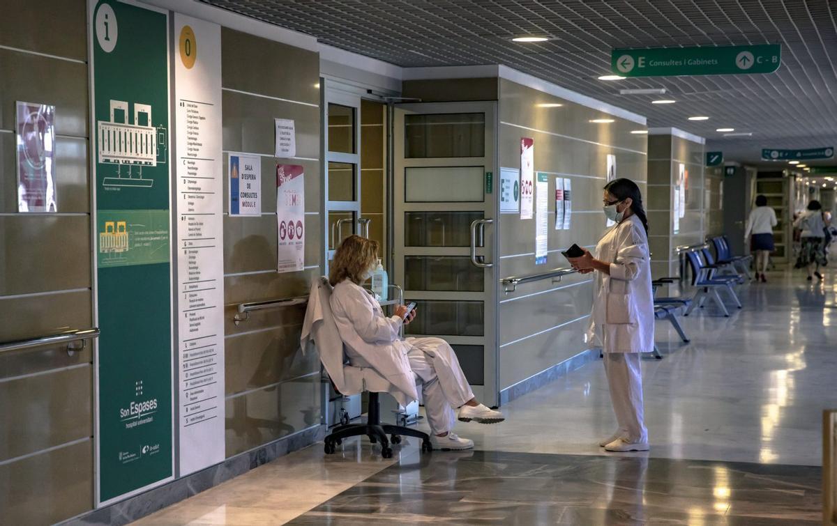 El tribunal indica que no es comparable la categoría de celador con la de enfermero o la de médico.